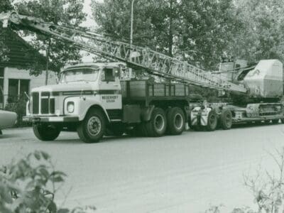 Een rupskraan van Kraanbedrijf Nederhoff op transport