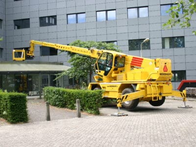 Nederhoff 30 meter roterende verreiker met gipskantelbak