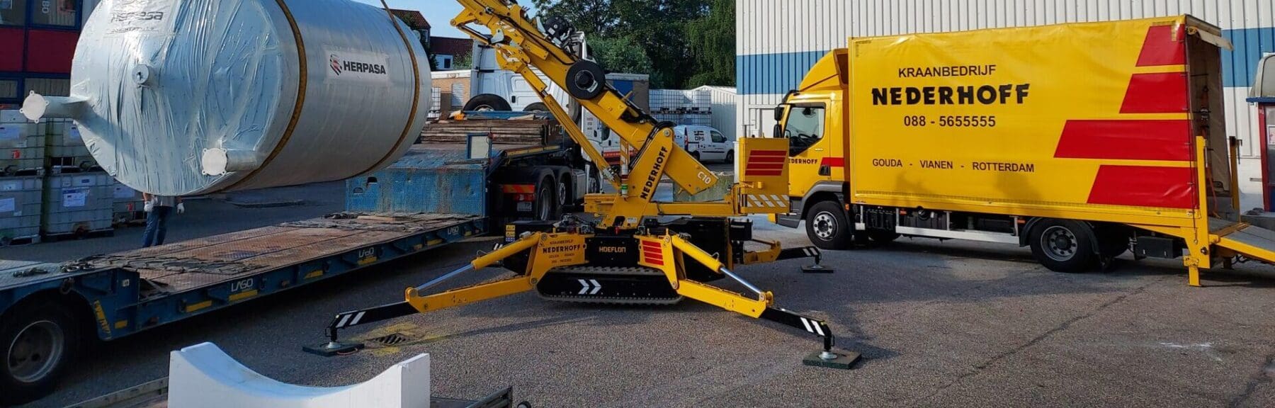 Het hijsen van een tank met een compactkraan