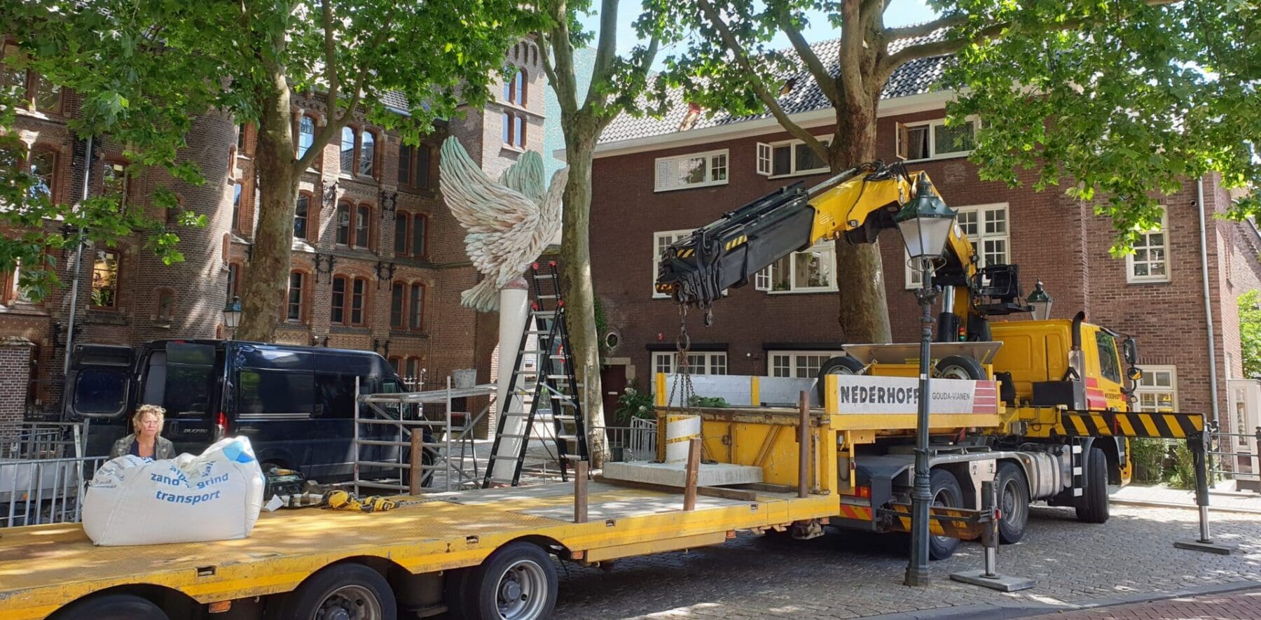 Nederhoff Autolaadkranen - Het plaatsen van kunstwerken met een 45-tonmeter autolaadkraan met semidieplader