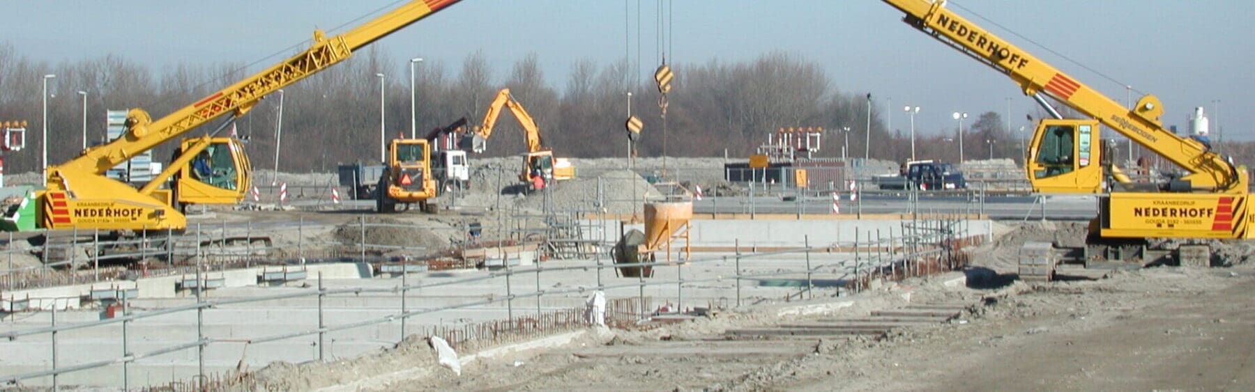 Twee rupstelescoopkranen beton aan het kubelen